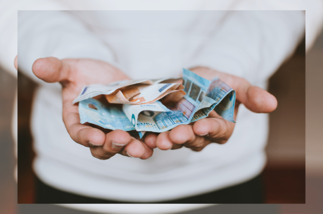 Spartipps Sparen als Student der Geld in der Hand hält