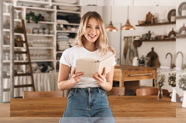 Frau mit Buch in der Hand