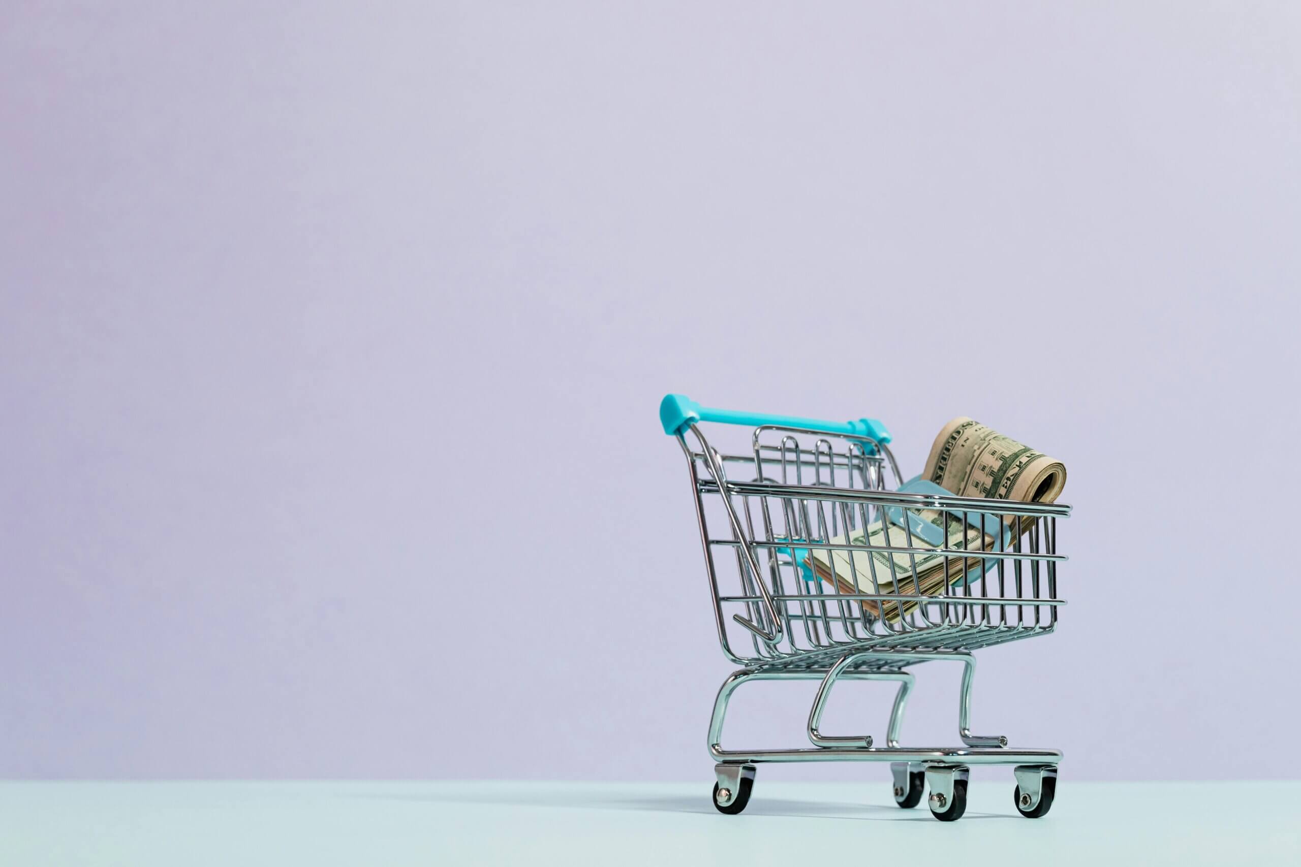 Geld in einem Einkaufswagen Geld in einem Einkaufswagen