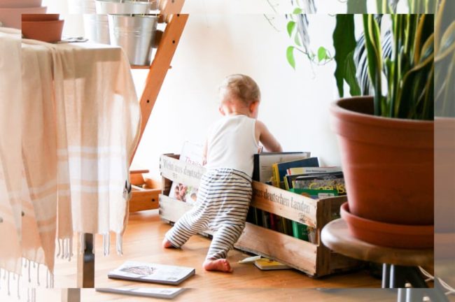 Kind in Wohnung mit Büchern